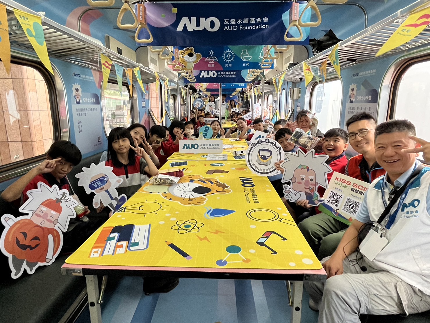 永續基金會參與「臺灣科普環島列車」，設計基礎科學車廂課程，以「淨零碳排和永續能源」為主題，讓學生透過創意實驗認識淨零知識，以及思考生活中的減碳行為