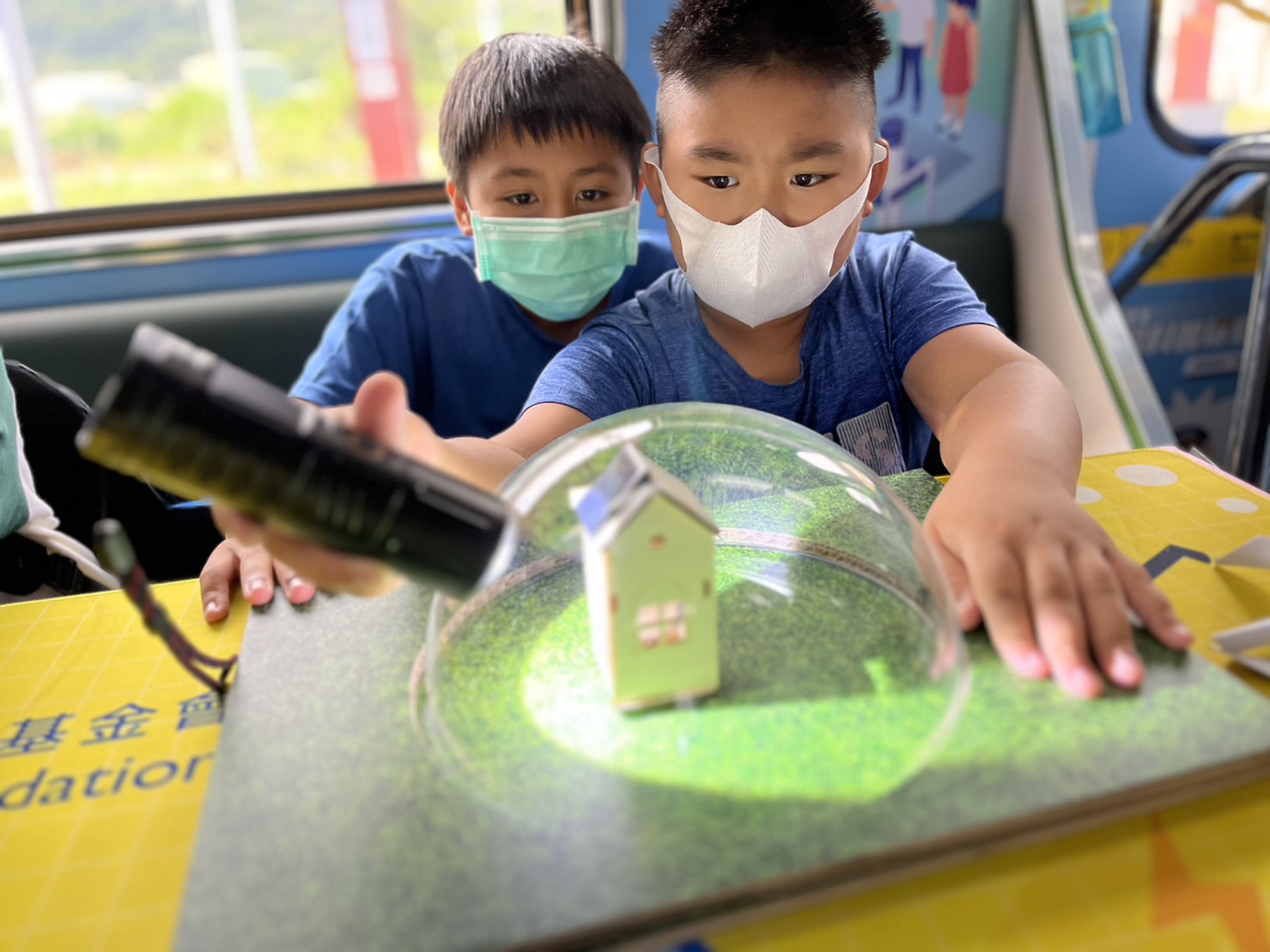 參與基礎科學主題車廂，以STEAM教學精神，設計「逐日科學家」、「太陽能工程師」以及「淨零建築師」三大能源科普課程和實驗