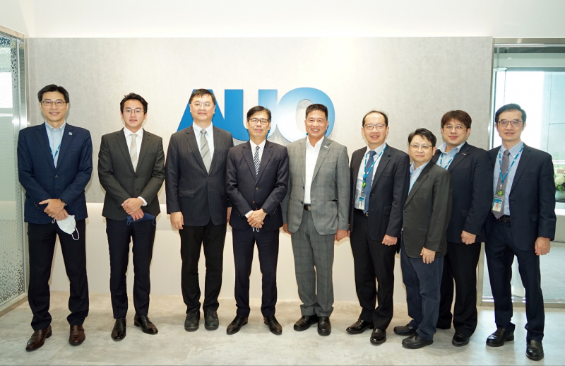 光電前進亞灣成立「AUO解決方案研發中心」，作為多元場域解決方案研發及試驗場域（圖中左為高雄市長陳其邁、圖中右為光電董事長彭双浪）